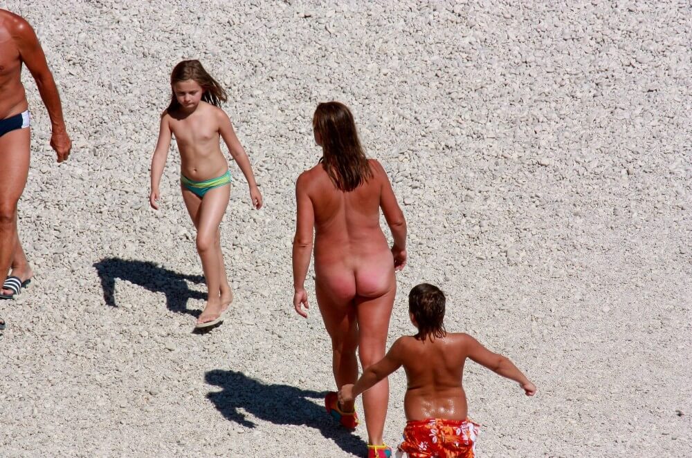 Naturism photo gallery # 8 - Clothing is a barrier for a nudist