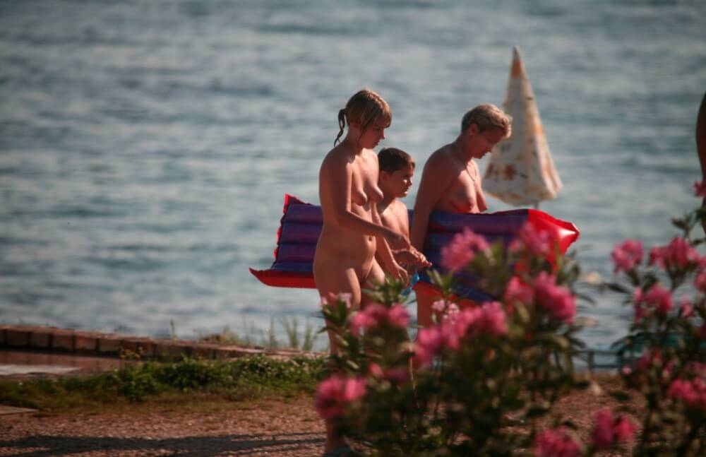 Dusk Til Dawn Showering phoros - The naked body is an expression of freedom
