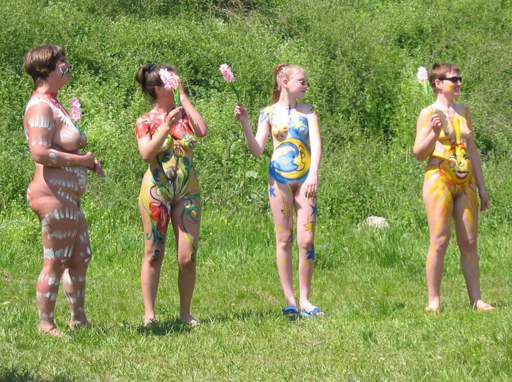 Family String-Apple Game Pics - True nudism began here