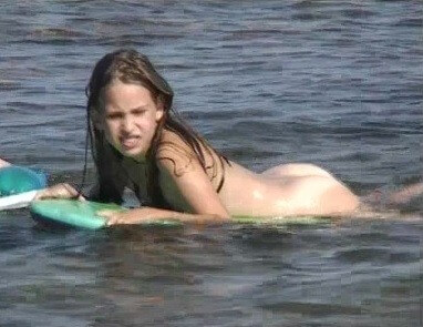 Naturistin: Julia and Hanna Am Meer - The naked body is an expression of beauty