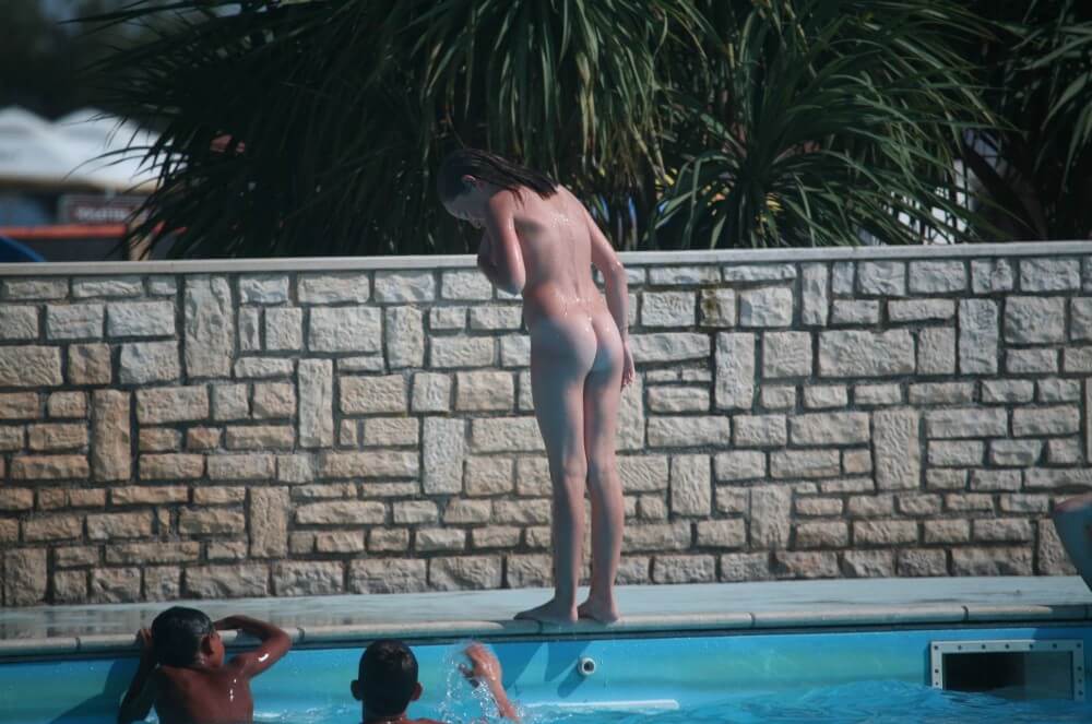 Naturist Pool-Side Singles pics - Active naturists on vacation