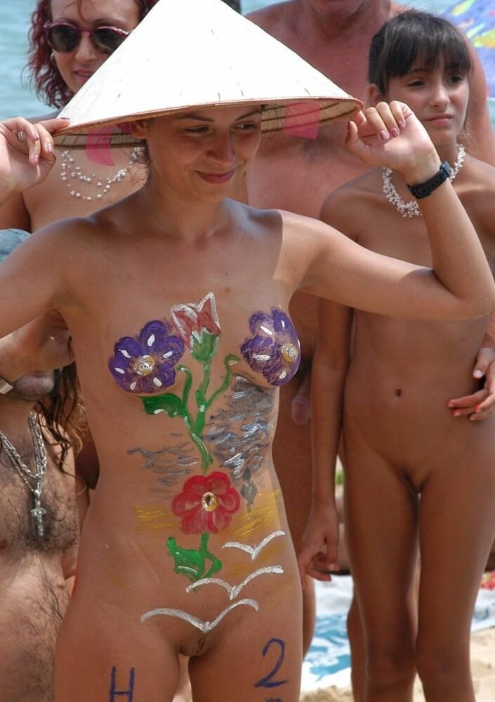 Nudist gathering on the beach video - Ordinary people as naturists