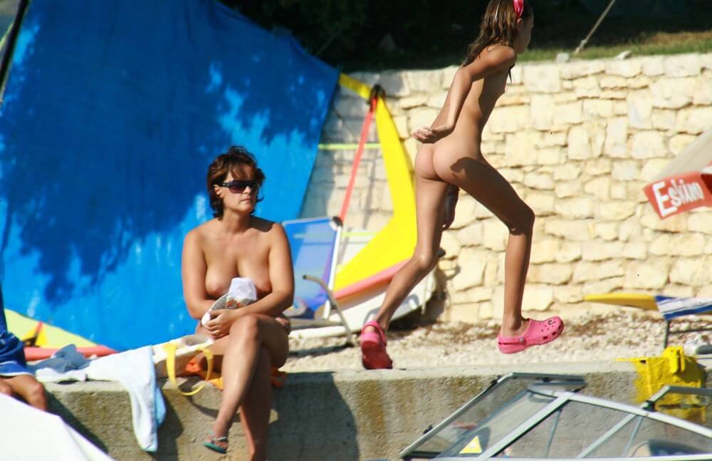 Bright Day Sun Tanning pics - The Lifestyle of Naturism Supporters