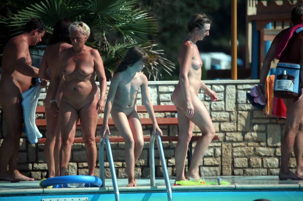 Naturist Pool Cleaning-Up pics - The desire to admire the human form