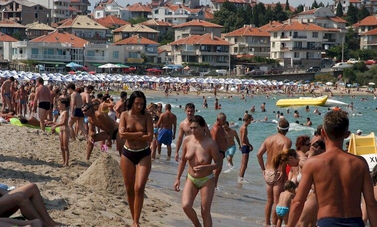 Enature - resort in solar Bulgaria - Nudists live together in nature and in groups