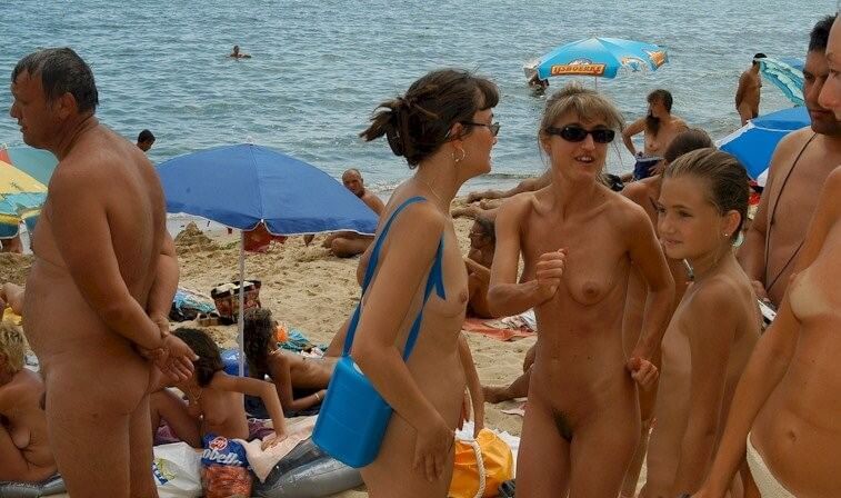 Documentary video naturism 1999 - For naturists, nudity is part of natural existence