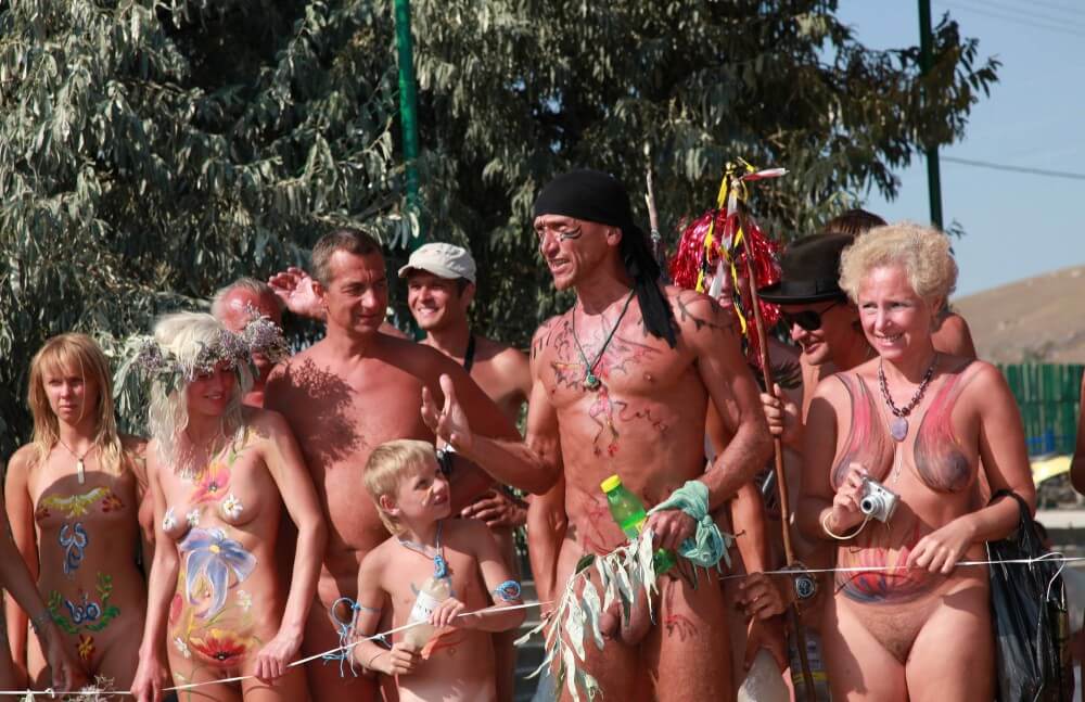 Naturist Day From Behind pics - The true flourishing of a culture of naturalness