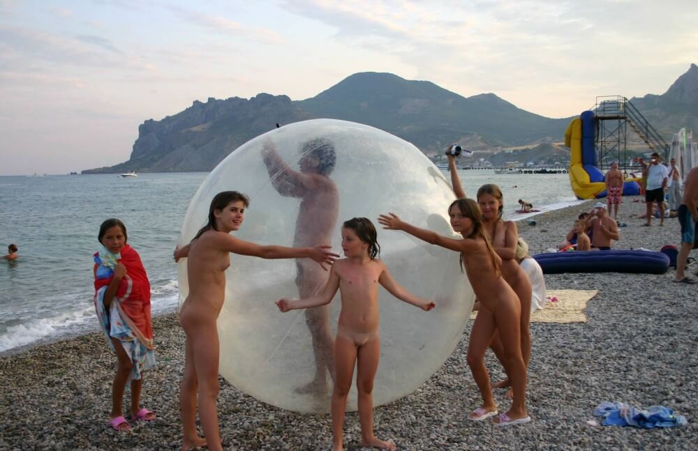 Pics Walk on the Beach Balloon - Simplicity is an important part of naturists lives