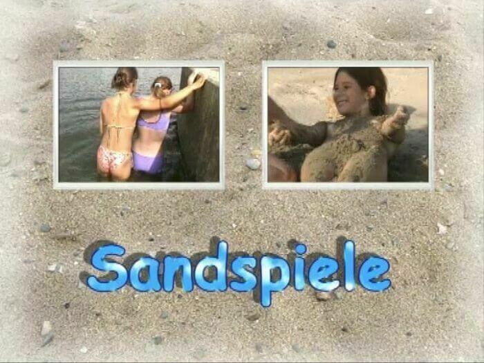 Naturistin: Sandspiele - Simplicity is the key to nudism