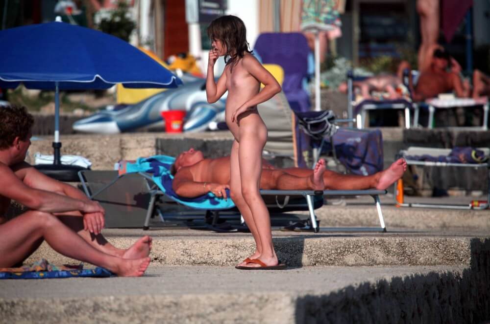 Girl Walk to Nudist Shower pics - Nature and nudism are the best home for a person