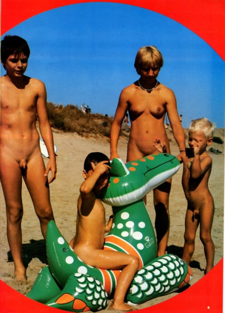 Jung und Frei Nr 15 - A defining feature of naturism is the absence of clothing