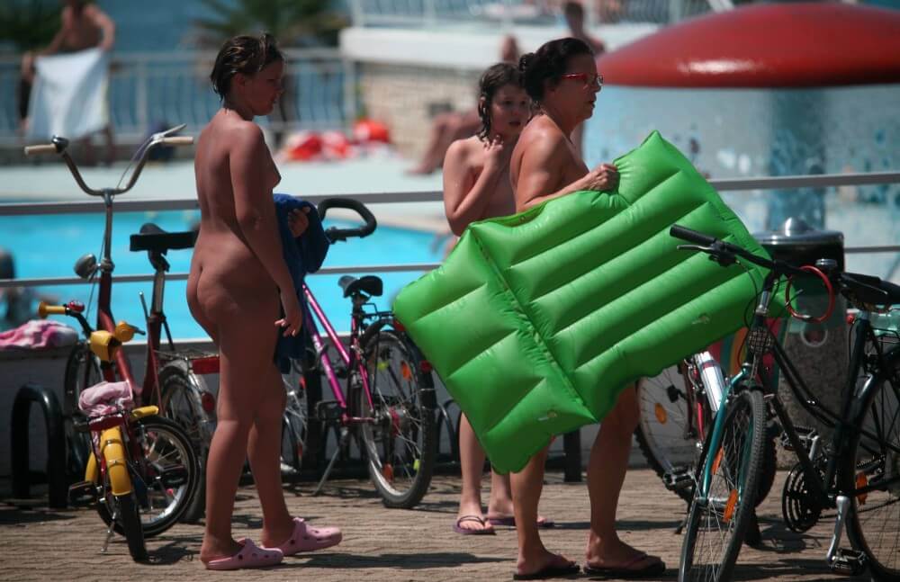 Outdoor Pool Sideliners pics - Most nudists are motivated solely by a sense of comfort